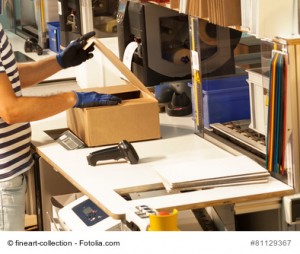 Versandhandel - Kommissionierer am Packtisch