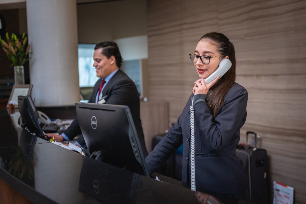 Die Arbeit an der Rezeption eines Hotels mit Reservierungssystem 
